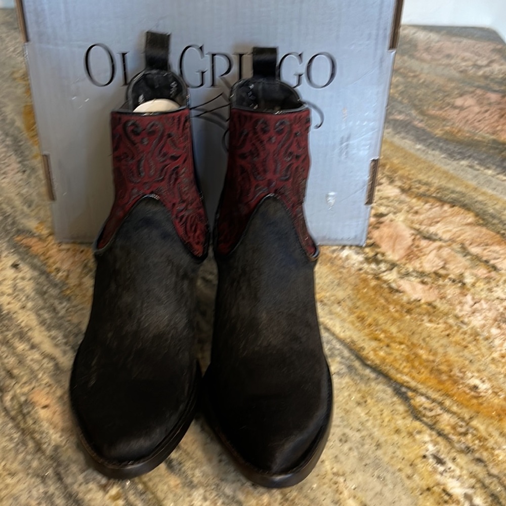 Old Gringo Zurich  Boots 
Hair on Hide Leather  Wine Embroidery
Size 9 NWB